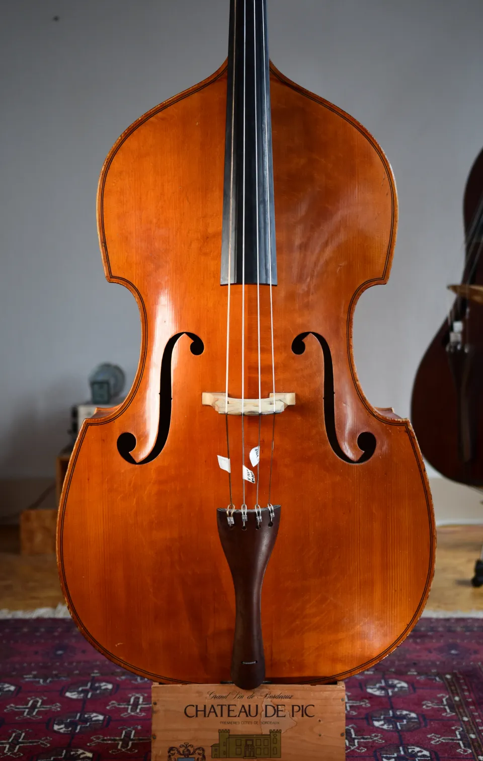 Frontalansicht des Albert-Volkmann-Kontrabasses