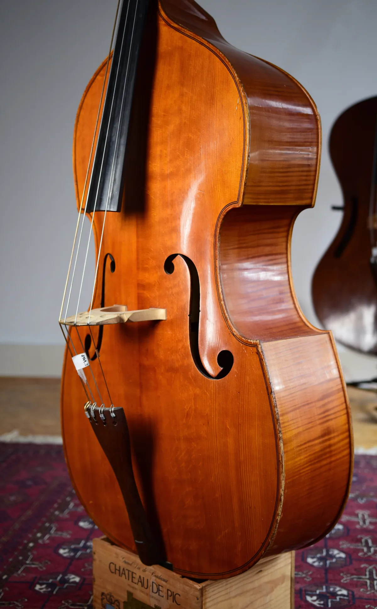 Albert-Volkmann-Kontrabass von 1908 in schräger Vorderansicht