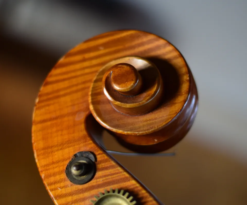 Schnecke und Mechanik des Albert-Volkmann-Kontrabasses