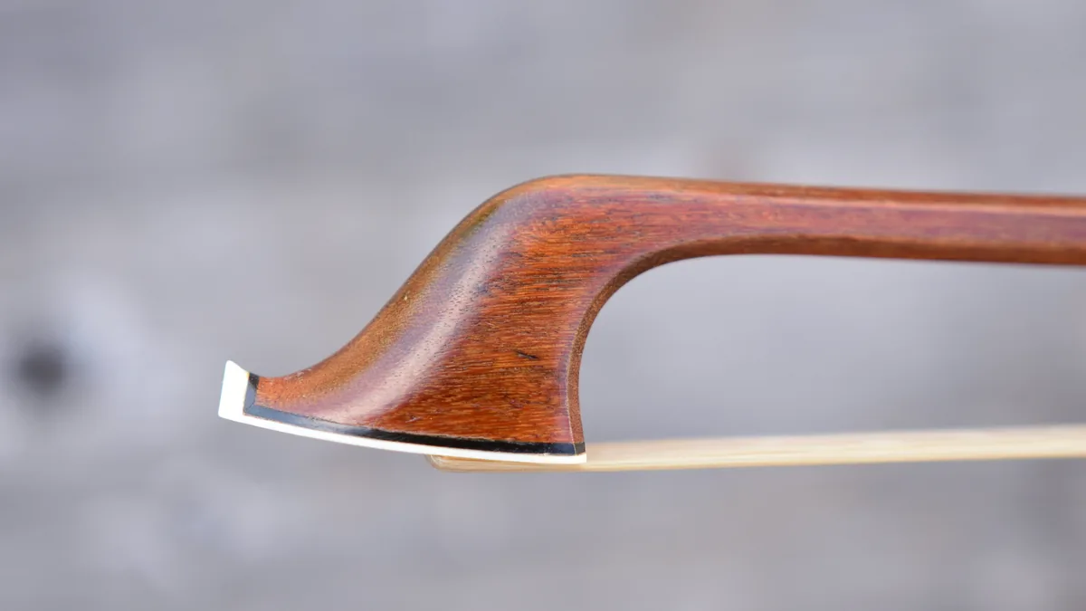 Detail des fein gearbeiteten Bogenkopfes