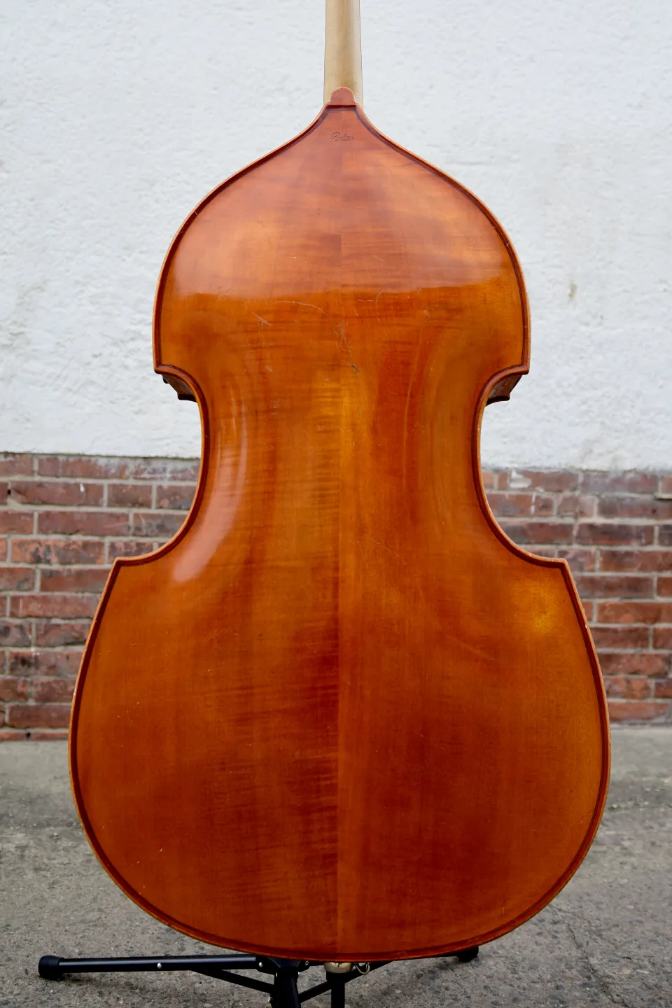 Rückansicht des Johannes-Rubner-Kontrabasses mit geflammtem Holz