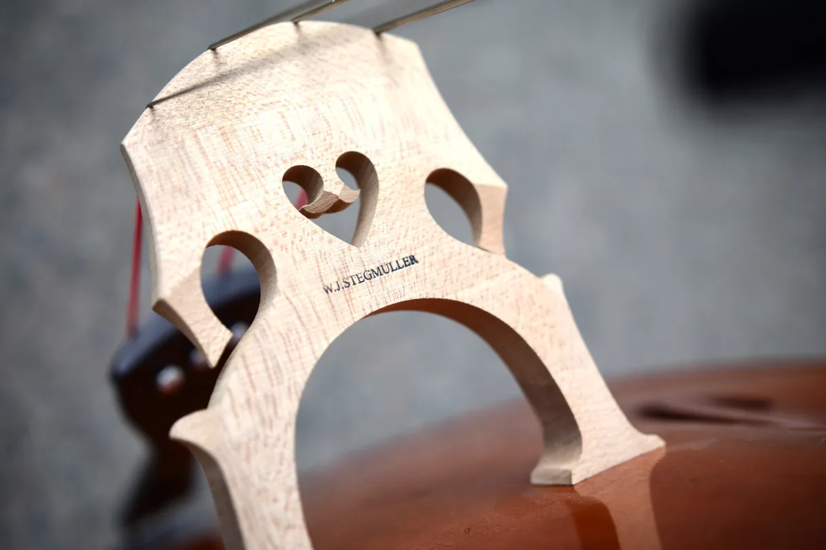 Heller Kontrabasssteg mit dem Stempel W. J. Stegmüller