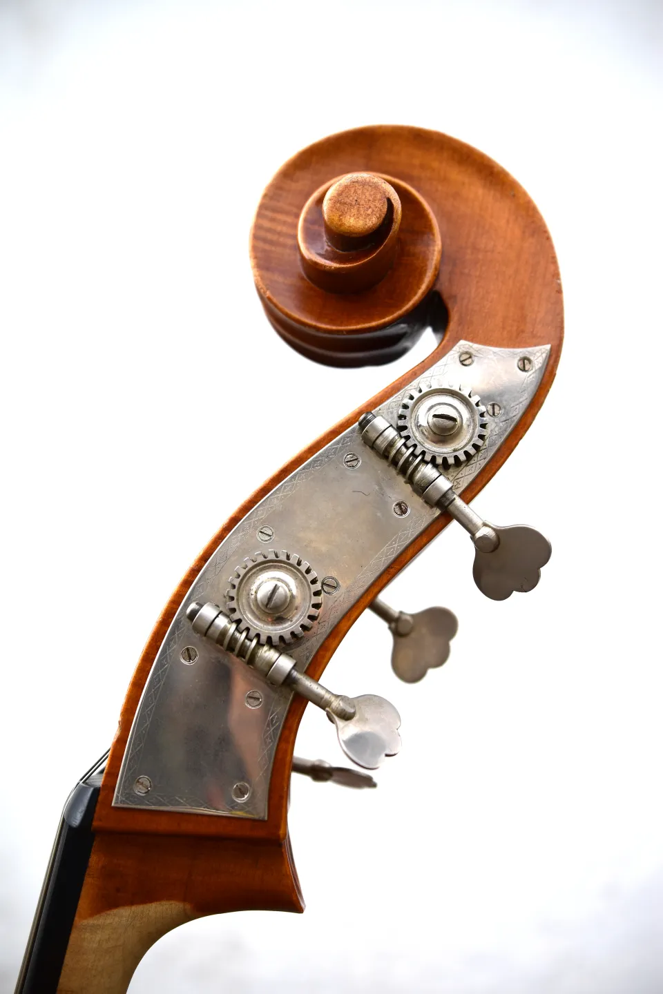 Schnecke und gravierte Mechanik des Johannes-Rubner-Kontrabasses